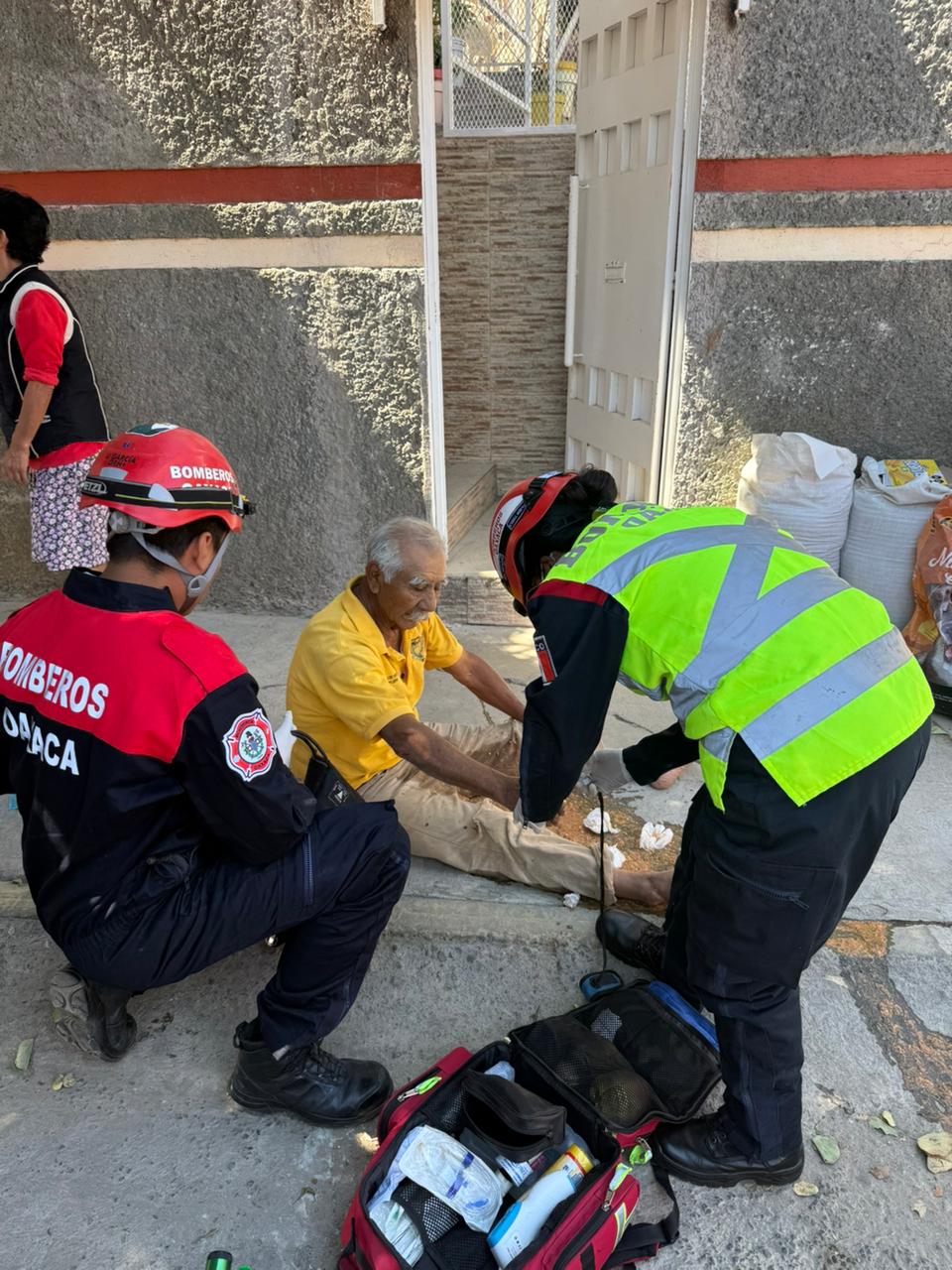 BOLETÍN 2 FEB Rescata HCBO a masculino desmayado al interior de una cisterna en San Martín Mexicapam-1