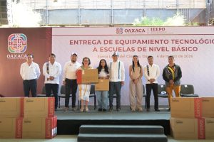 Equipa Salomón Jara con tecnología a 262 escuelas de Oaxaca de Juárez-3
