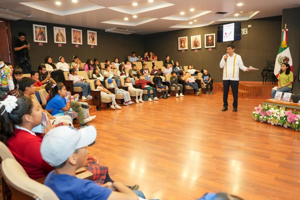 Comparte Salomón Jara lectura con estudiantes de Valles Centrales (3)