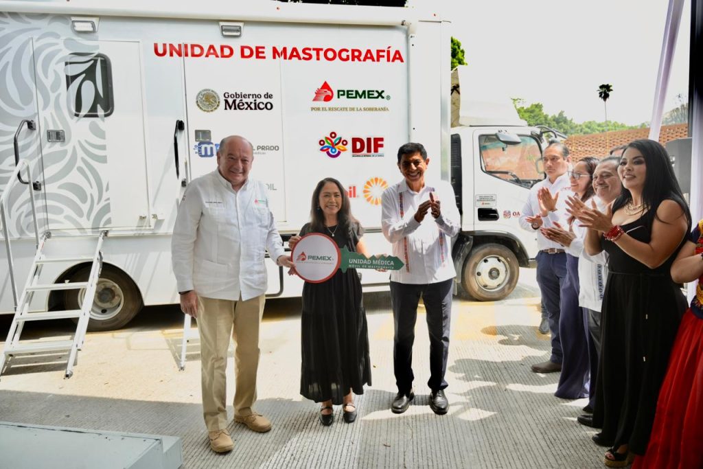 DIF Estatal recibe unidad médica móvil de mastografía (7)