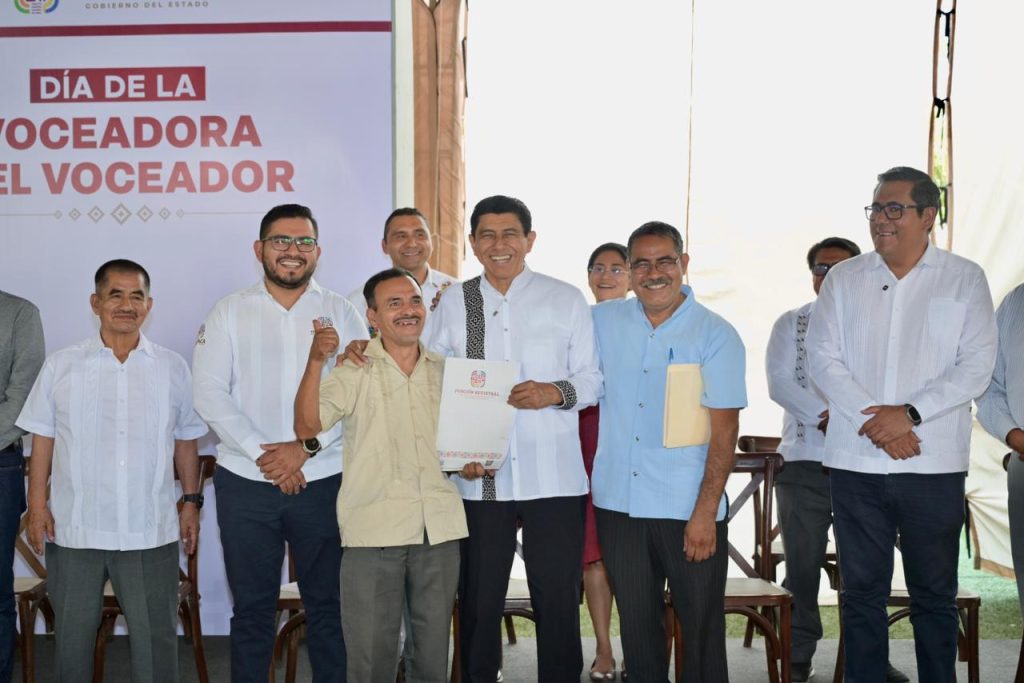 Entrega Salomón Jara Cruz beneficios a personas voceadoras de Oaxaca-3
