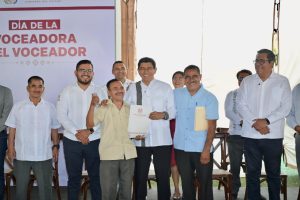 Entrega Salomón Jara Cruz beneficios a personas voceadoras de Oaxaca-3