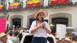 alcaldesa-de-uruapan-encabeza-protesta-contra-reforma-electoral-argumentando-que-limitaria-a-candidaturas-independientes_e0654cbf-5200-4dd1-8598-d4bd7c00a00b_medialjnimgndimage=fullsize (1)
